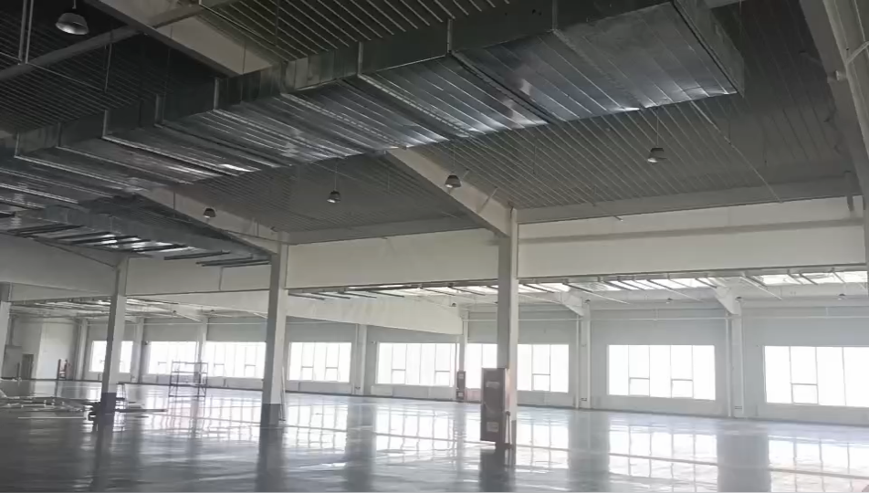 工业厂房异型柔性挡烟垂壁安装效果
