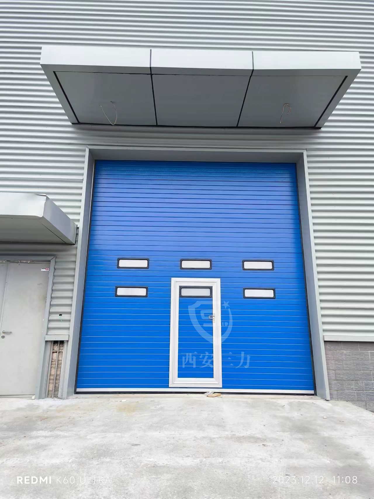 某工业厂房采用电动滑升门安装效果展示